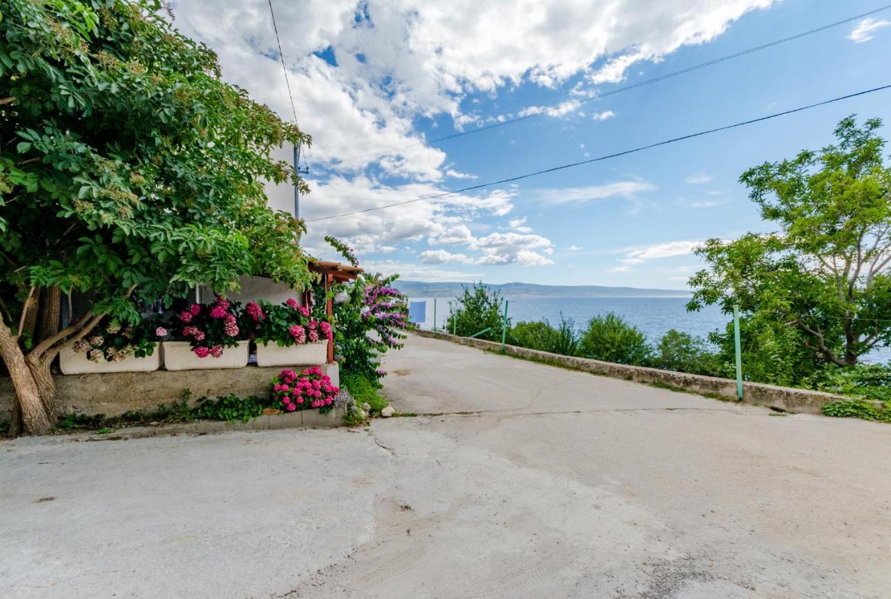 Apartment Nera Omis Exterior photo