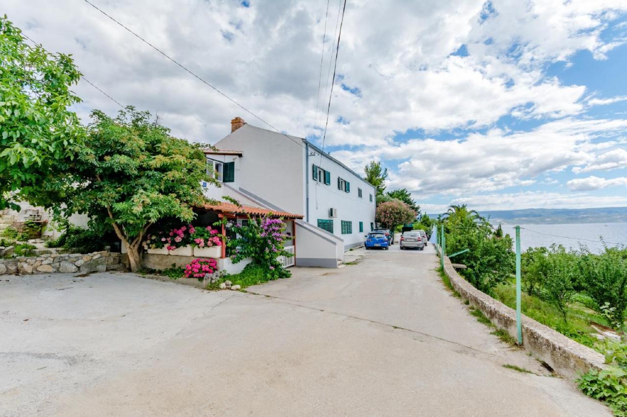 Apartment Nera Omis Exterior photo