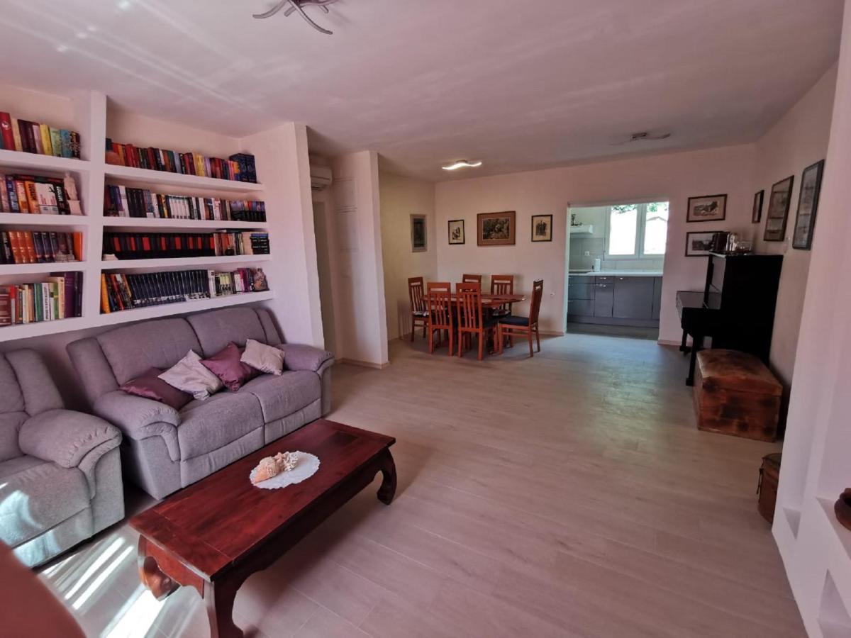 Apartment Nera Omis Exterior photo